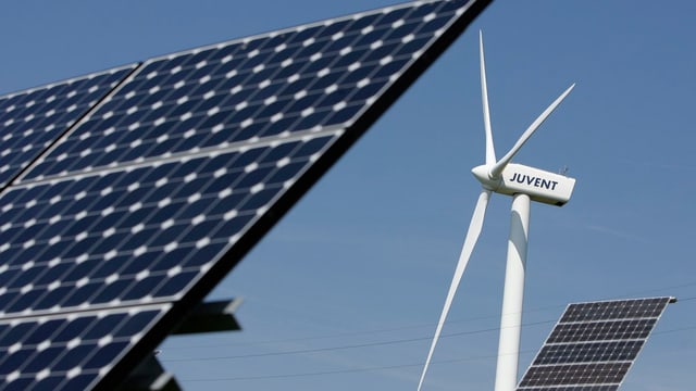 Symbolbild: Solaranlage und Windturbine auf dem Mont Soleil im Berner Jura. Symbolbild: Solaranlage und Windturbine auf dem Mont Soleil im Berner Jura.