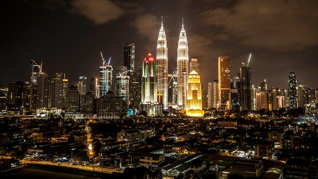 Nachtaufnahme der erleuchteten Petronas Towers Nachtaufnahme der erleuchteten Petronas Towers