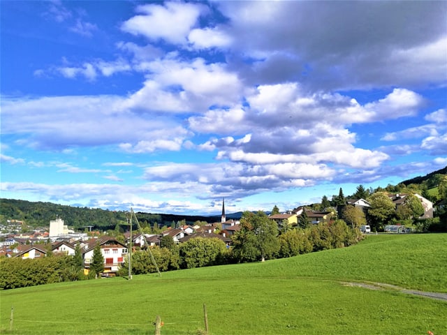 Kleine Wolken formieren sich zu eine Strasse, am Himmel über Malters.