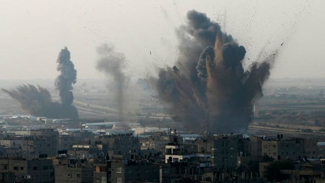 Detonationen über den Häusern im Gazastreifen zeugen von der Heftigkeit der Kämpfe. Detonationen über den Häusern im Gazastreifen zeugen von der Heftigkeit der Kämpfe.