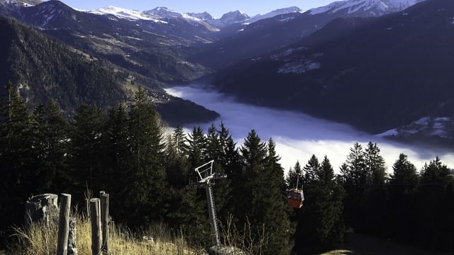 Blick von Brambrüesch auf ein Nebelmeer im unteren Schanfigg. Dahinter die grünen Hänge Richtung Glaspass. Blick von Brambrüesch auf ein Nebelmeer im unteren Schanfigg. Dahinter die grünen Hänge Richtung Glaspass.