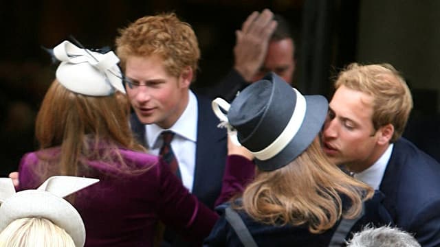 Prinz Harry und Prinz William begrüssen ihre Cousinen, die Prinzessinnen Eugenie und Beatrice.