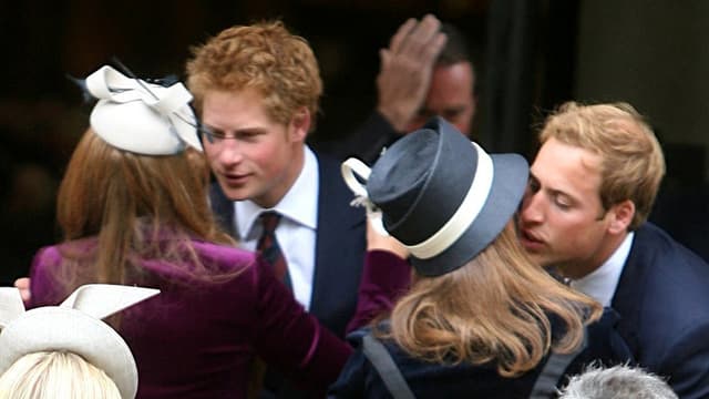 Prinz Harry und Prinz William begrüssen ihre Cousinen, die Prinzessinnen Eugenie und Beatrice. Prinz Harry und Prinz William begrüssen ihre Cousinen, die Prinzessinnen Eugenie und Beatrice.
