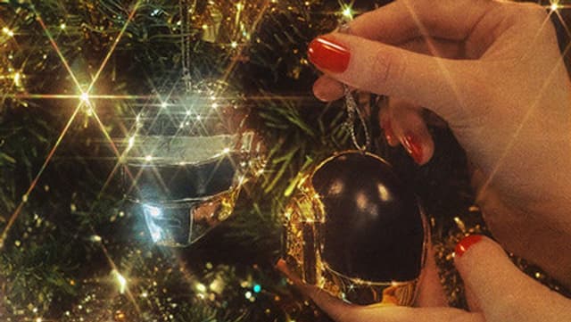 Christbaumschmuck by Daft Punk. Die Kugeln sind die Helme des Duos. Christbaumschmuck by Daft Punk. Die Kugeln sind die Helme des Duos.