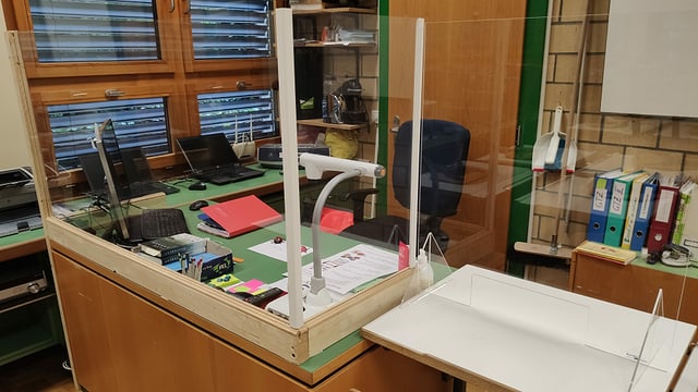 Plexiglasscheiben um Lehrerpult.