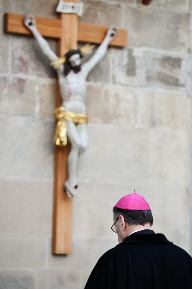 Der Churer Bischof Vitus Huonder bei einem Gebet vor der Kathedrale auf dem Hof in Chur. (Archiv) Der Churer Bischof Vitus Huonder bei einem Gebet vor der Kathedrale auf dem Hof in Chur. (Archiv)