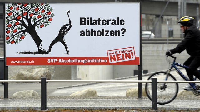 Ein Abstimmungsplakat, auf dem steht 'Bilaterale abholzen? Nein'. Ein Abstimmungsplakat, auf dem steht 'Bilaterale abholzen? Nein'.
