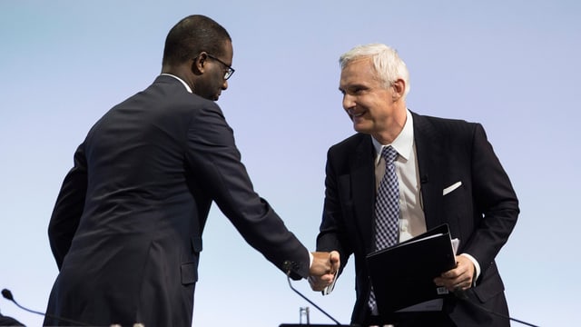 Thiam und Rohner begrüssen sich per Handschlag an der Generalversammlung im Hallenstadion. Thiam und Rohner begrüssen sich per Handschlag an der Generalversammlung im Hallenstadion.