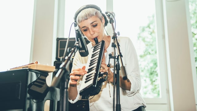 Sophie Burande spielt im Radiostudio auf einer Melodica. Sophie Burande spielt im Radiostudio auf einer Melodica.