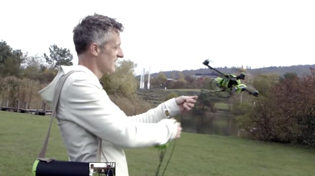 Der Fotokite schwebt wenige Zentimeter über einer Hand. Der Fotokite schwebt wenige Zentimeter über einer Hand.