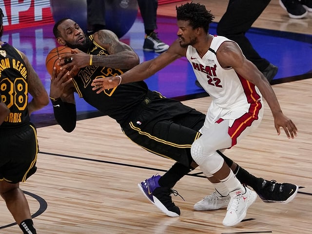 Miamis Jimmy Butler im Duell mit LeBron James von den Lakers. Miamis Jimmy Butler im Duell mit LeBron James von den Lakers.