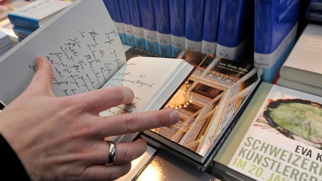 Hände halten ein Buch in der Hand Hände halten ein Buch in der Hand