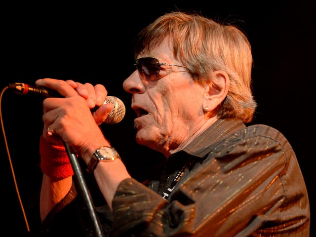 Polo Hofer singt auf der Bühne Polo Hofer singt auf der Bühne