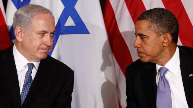 Benjamin Netanjahu (links) und Barack Obama (rechts), im Hintergrund die israelische Flagge und die US-Flagge Benjamin Netanjahu (links) und Barack Obama (rechts), im Hintergrund die israelische Flagge und die US-Flagge