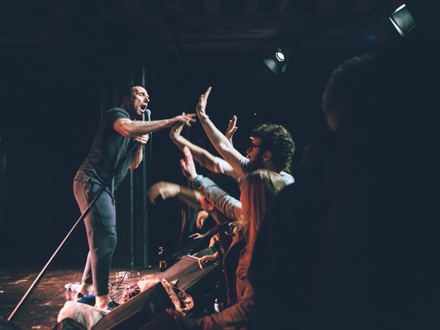 Sleaford Mods ist ein Monster mit 9 Alben in 10 Jahren. Vor einem Jahr gelang der Durchbruch - die zwei sind über 40. Sleaford Mods ist ein Monster mit 9 Alben in 10 Jahren. Vor einem Jahr gelang der Durchbruch - die zwei sind über 40.