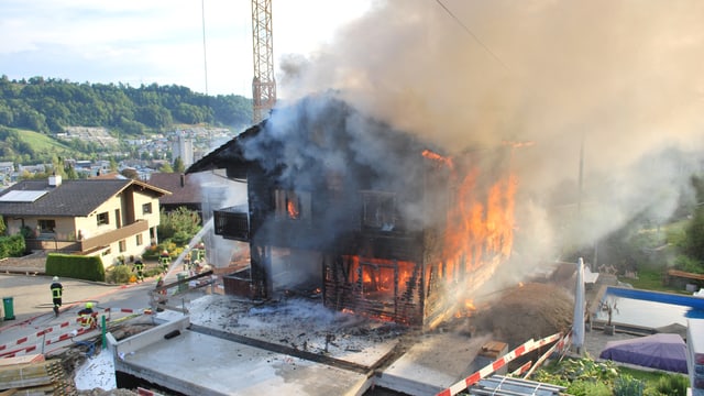 Ein brennendes Holzhaus Ein brennendes Holzhaus