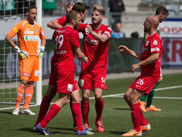 Die Thuner Spieler nach dem 1:1-Ausgleich durch Michael Siegfried (2. v.l.) Die Thuner Spieler nach dem 1:1-Ausgleich durch Michael Siegfried (2. v.l.)