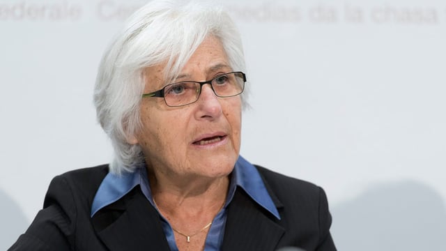 Rosmarie Zapfl vor einem Mikrofon. Rosmarie Zapfl vor einem Mikrofon.