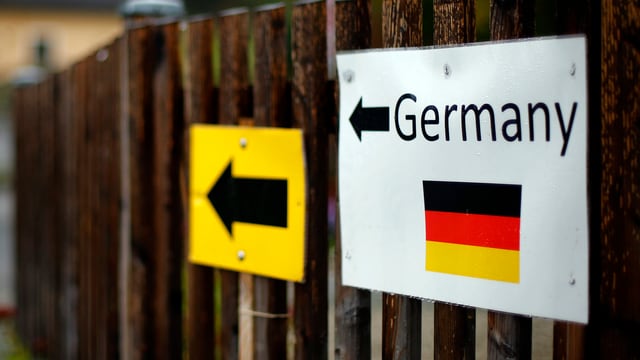 Ein Pfeil und «Germany» mit den Landesfarben auf einem Zaun. Ein Pfeil und «Germany» mit den Landesfarben auf einem Zaun.
