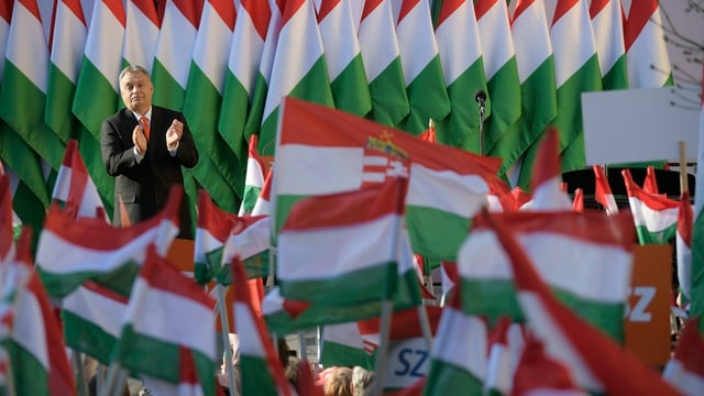 Viktor Orban und viele ungarische Fahnen. Viktor Orban und viele ungarische Fahnen.