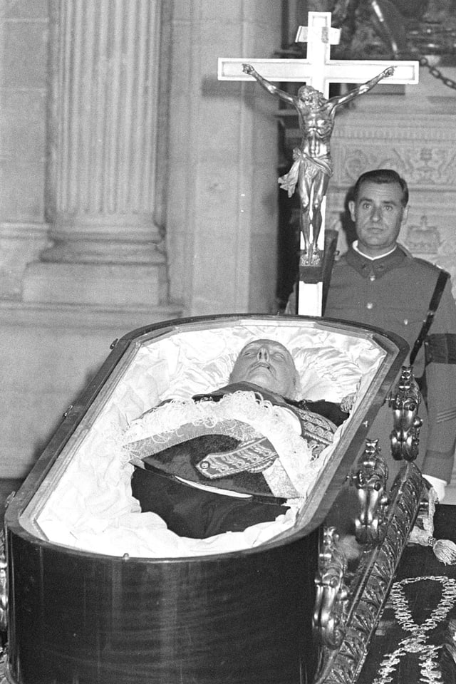 Franco im Sarg bei seiner Beerdigung Franco im Sarg bei seiner Beerdigung
