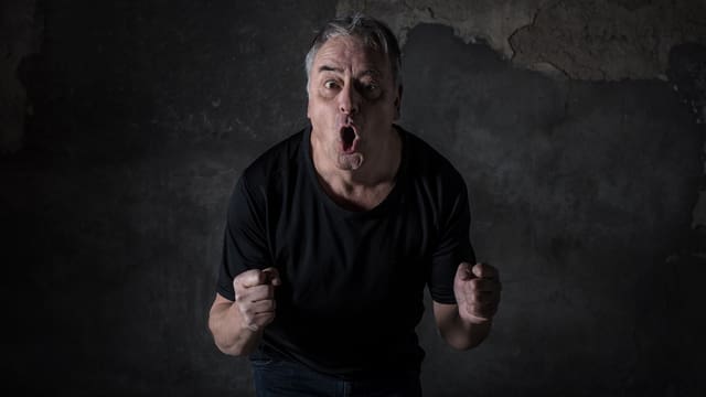 Rolf Schmid brüllt in die Kamera Rolf Schmid brüllt in die Kamera