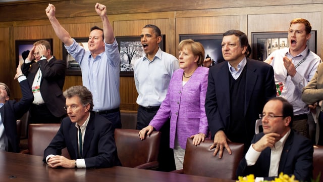 Cameron, Obama, Merkel und weitere Staatspräsidenten schauen sich ein Fussballspiel an. Cameron, Obama, Merkel und weitere Staatspräsidenten schauen sich ein Fussballspiel an.
