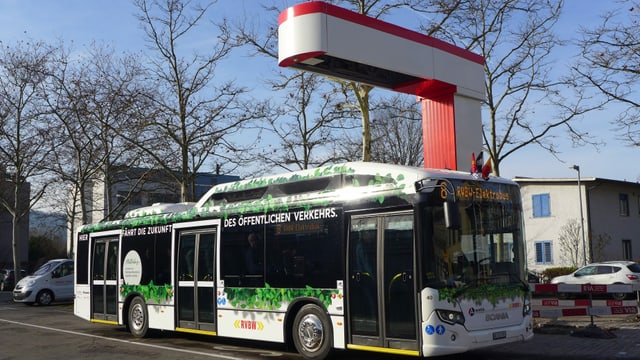 Der Bus in der Ladestation im Bushof Wettingen. Der Bus in der Ladestation im Bushof Wettingen.