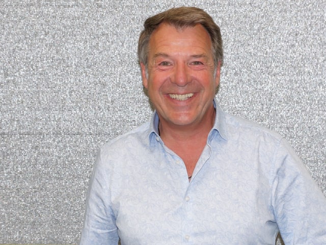 Patrick Lindner trägt ein schlichtes, weisses Hemd. Patrick Lindner trägt ein schlichtes, weisses Hemd.