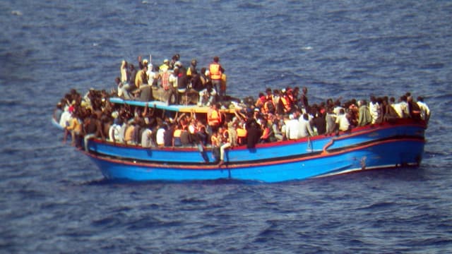 Ein überfülltes Boot mit Flüchtlingen. Ein überfülltes Boot mit Flüchtlingen.