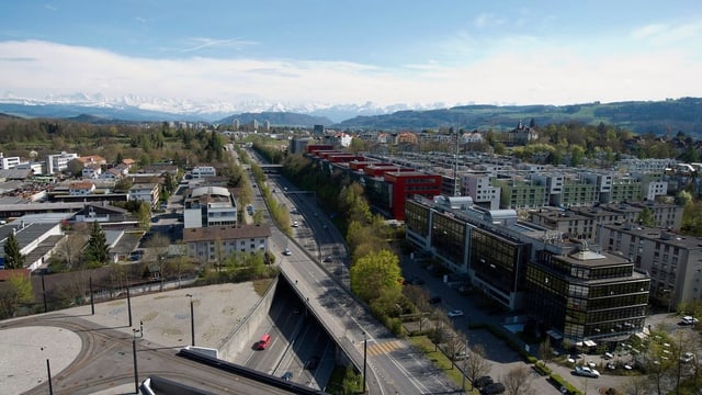 Luftaufnahme von Stadtgebiet mit Autobahn in der Mitte. Luftaufnahme von Stadtgebiet mit Autobahn in der Mitte.