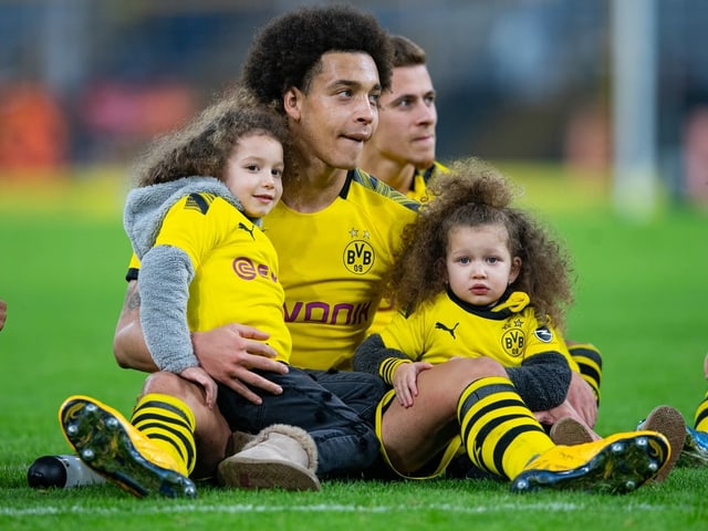 Axel Witsel mit seinen Töchtern.