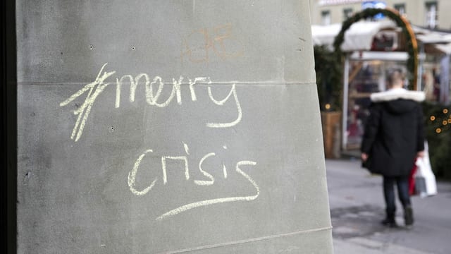 An einer Hauswand in Bern steht Merry Crisis. An einer Hauswand in Bern steht Merry Crisis.