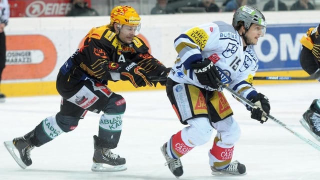 Der SC Bern und der EV Zug schenkten sich am Samstagabend in der Post-Finance-Arena nichts. Der SC Bern und der EV Zug schenkten sich am Samstagabend in der Post-Finance-Arena nichts.
