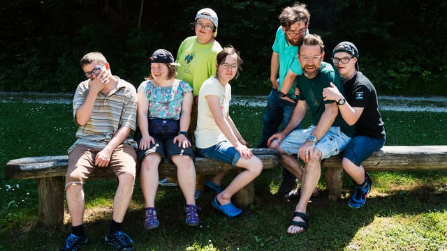 Gruppenbild «SRF bi de Lüt – Reise mitohne Hindernis» (von links): Claude Filmer, Andrea Schibli, Laura Züger, Lorena Bohren, Damian Bright, Nik Hartmann, Mike Häberli. Gruppenbild «SRF bi de Lüt – Reise mitohne Hindernis» (von links): Claude Filmer, Andrea Schibli, Laura Züger, Lorena Bohren, Damian Bright, Nik Hartmann, Mike Häberli.