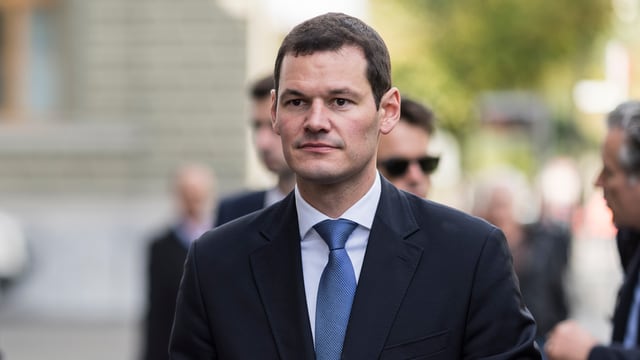 Maudet nach der Wahl vor dem Bundeshaus. Maudet nach der Wahl vor dem Bundeshaus.