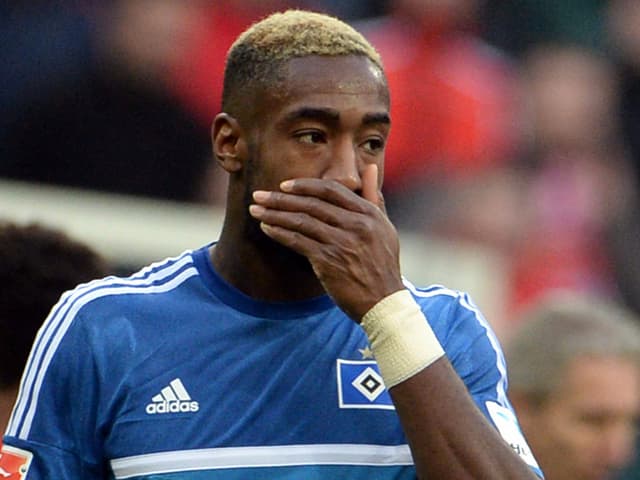 Johan Djourou hält die Hand vor den Mund