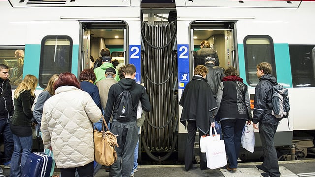 Menschen besteigen Zug. Menschen besteigen Zug.