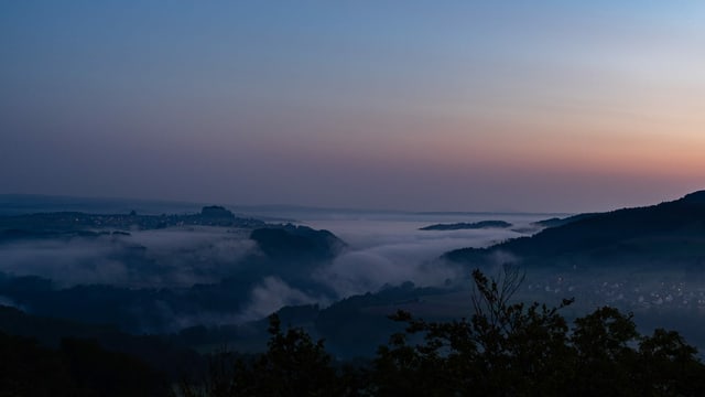 Zartes Morgenrot und Nebelfetzen dem Rhein entlang bei Rüdlingen und im untersten Tösstal. Zartes Morgenrot und Nebelfetzen dem Rhein entlang bei Rüdlingen und im untersten Tösstal.