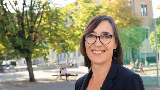 Judith Dörflinger auf einem Schulhausplatz Judith Dörflinger auf einem Schulhausplatz