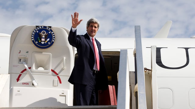 Kerry steigt ins Flugzeug, er winkt. Kerry steigt ins Flugzeug, er winkt.