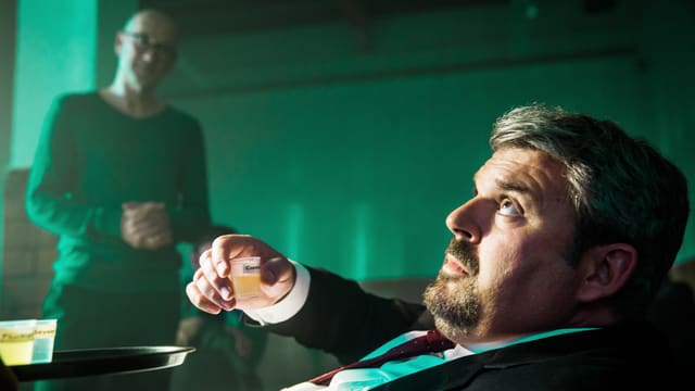 Luc Conrad, im Hintergrund nicht zu erkennen einige Menschen. Luc Conrad, im Hintergrund nicht zu erkennen einige Menschen.