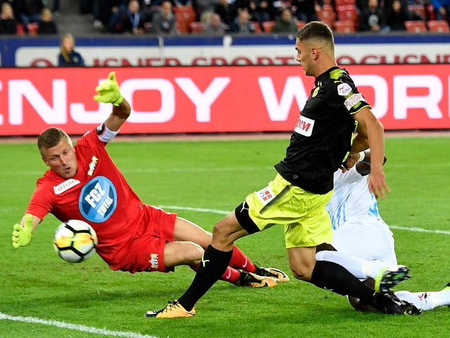 Ein GC-Spieler schiesst, der FCZ-Torhüter versucht abzuwehren. Ein GC-Spieler schiesst, der FCZ-Torhüter versucht abzuwehren.
