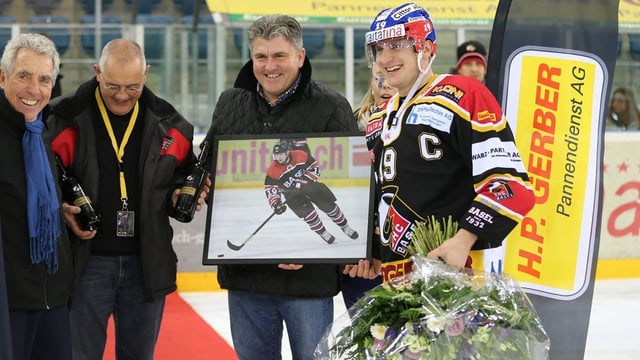 Verwaltungsräte des EHC Basel verabschieden den Captain der Mannschaft Stefan Voegele. Verwaltungsräte des EHC Basel verabschieden den Captain der Mannschaft Stefan Voegele.