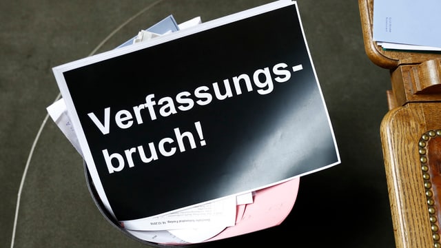 Plakat in einem Papierkorb. Plakat in einem Papierkorb.