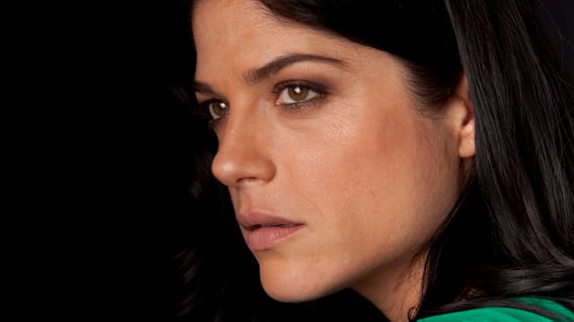 Selma Blair blickt ernst in die Ferne. Selma Blair blickt ernst in die Ferne.