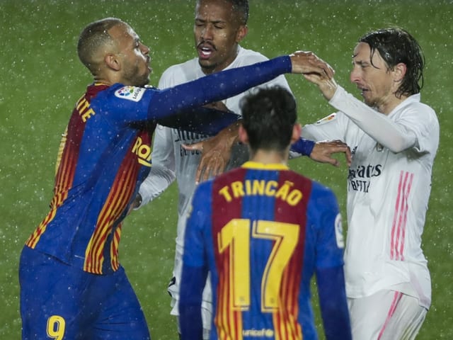 Real Madrid und Barcelona – hier im Direktduell im April 2021. Real Madrid und Barcelona – hier im Direktduell im April 2021.