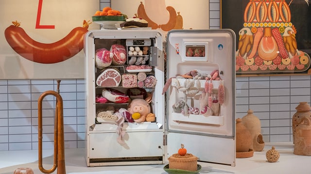 Ein Kühlschrank mit gestrickten Fleischwaren. Ein Kühlschrank mit gestrickten Fleischwaren.