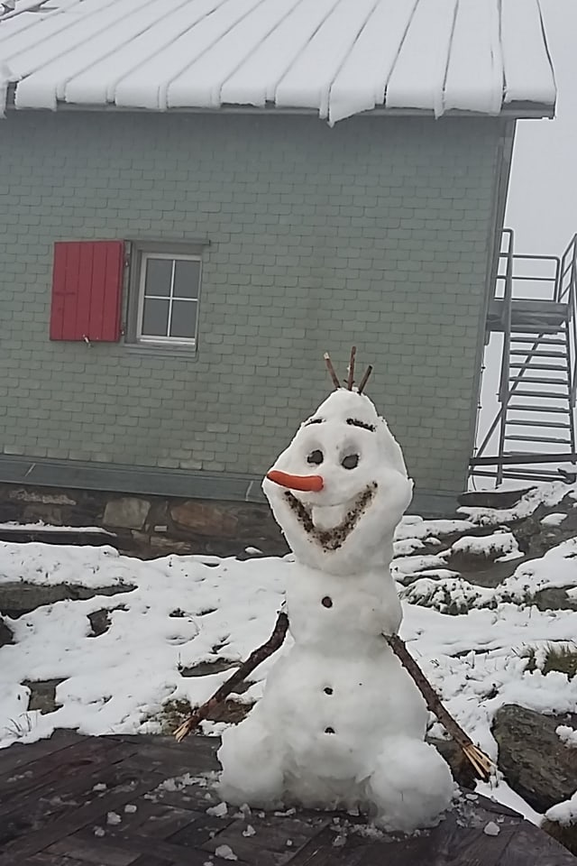 Vor der Weisshornhütte auf 2932 Metern über Meer lag heute Schnee. Vor der Weisshornhütte auf 2932 Metern über Meer lag heute Schnee.