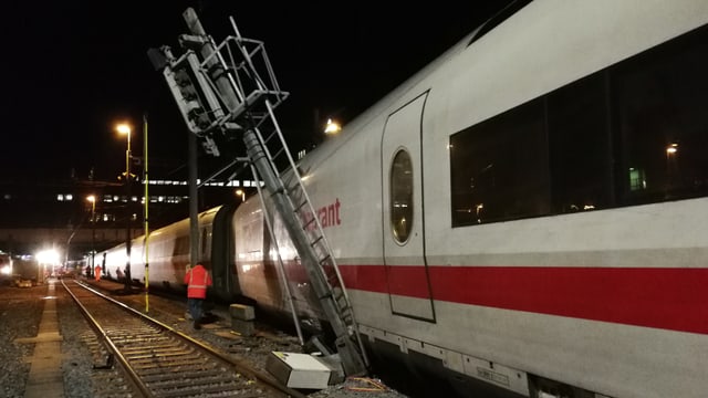 Entgleister Speisewagen und der geknickte Mast. Entgleister Speisewagen und der geknickte Mast.